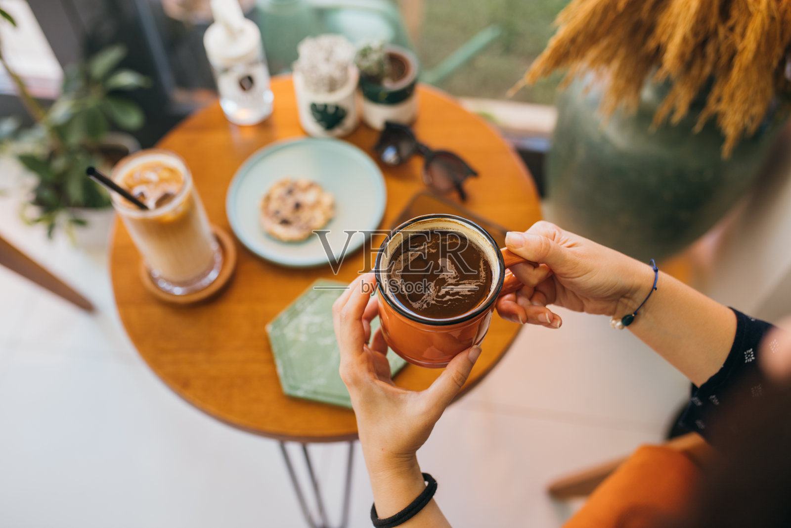 手里拿着一杯美式咖啡的女人照片摄影图片