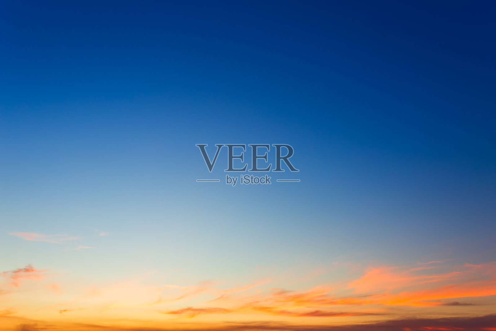 蓝色,明亮,戏剧性的日落天空在乡村或海滩,多彩的云景,纹理,空气背景。照片摄影图片