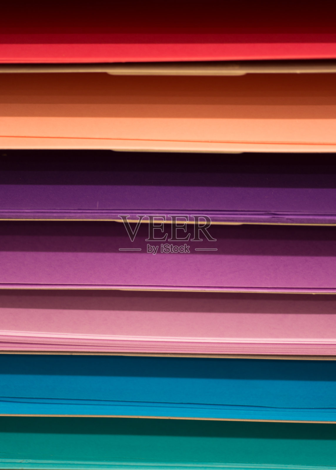 一排彩色海报板,特写照片摄影图片