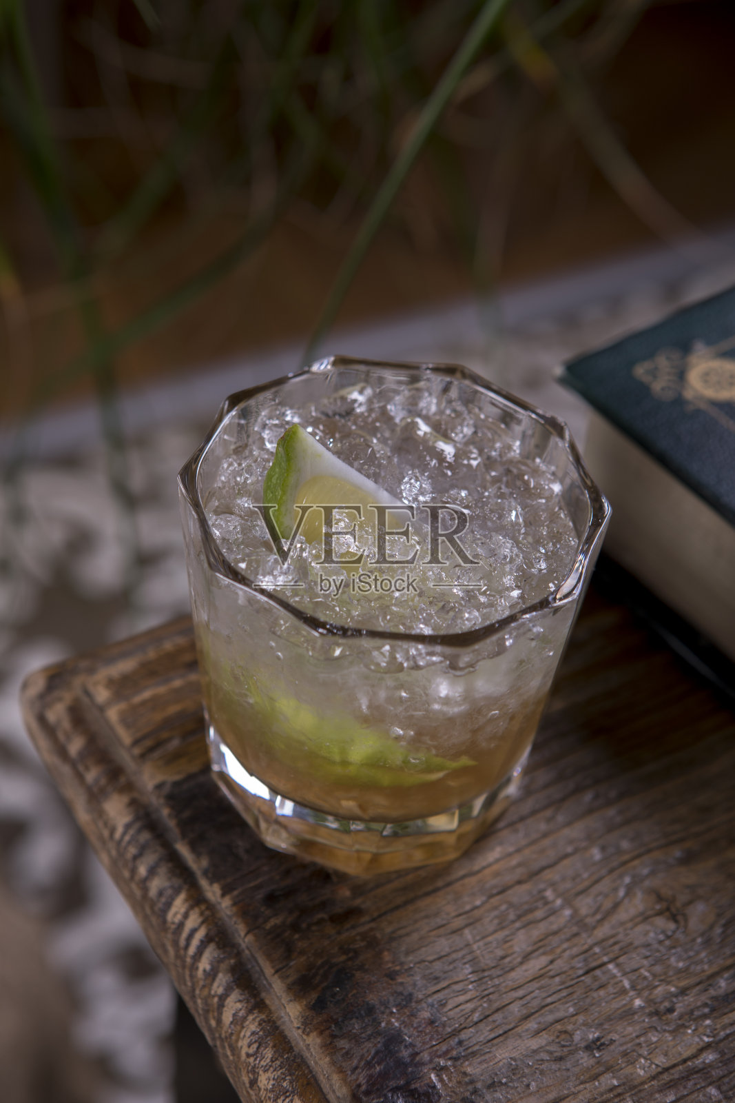 酒精鸡尾酒和非酒精鸡尾酒照片摄影图片