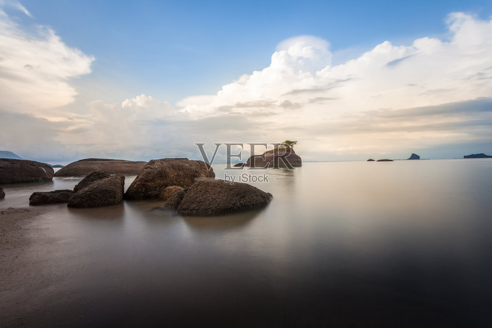 在马来西亚兰卡威,有海景的海滩上有很好的氛围,长时间的暴露照片摄影图片