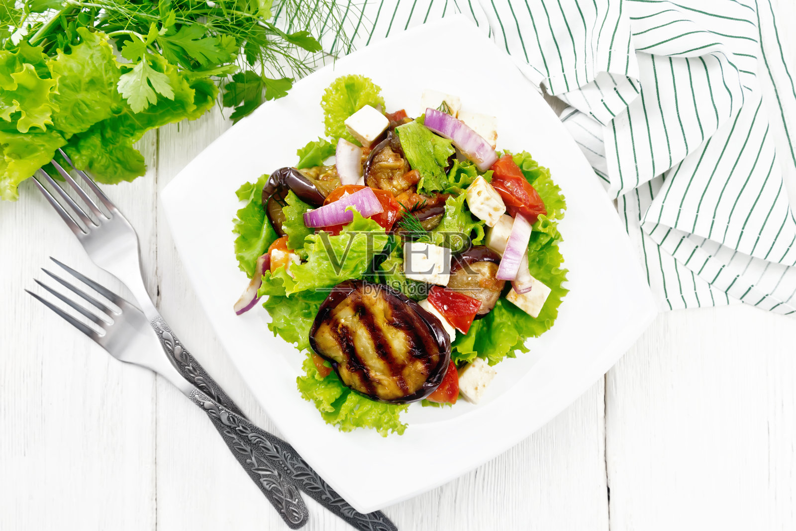 上面是茄子加奶酪和西红柿的沙拉照片摄影图片