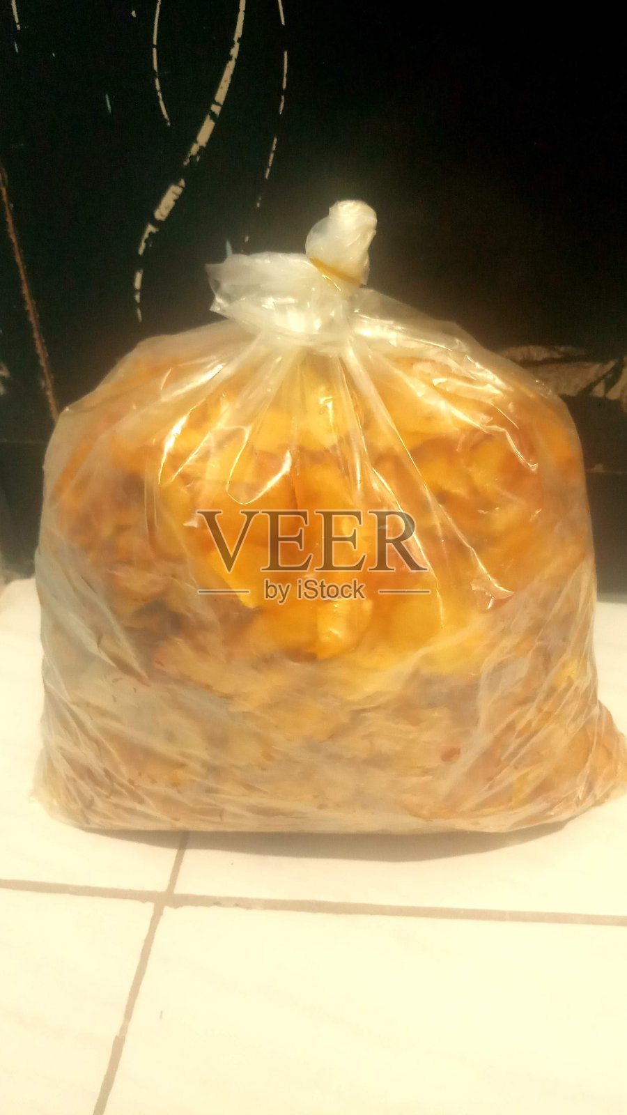 木薯片调味后放入塑料中照片摄影图片