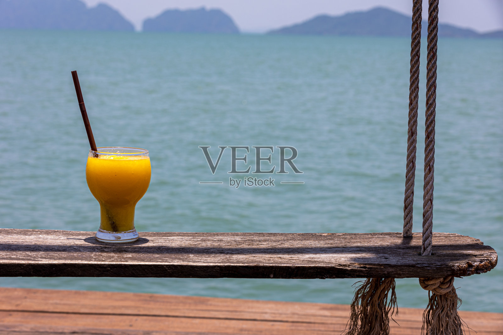 爱好喝酒和在海边村庄周围生活照片摄影图片