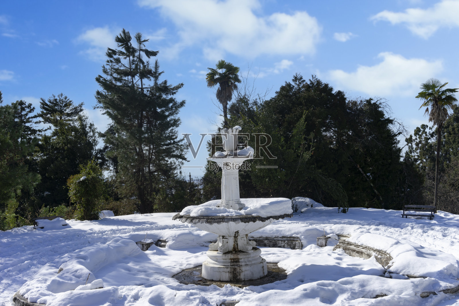 在苏呼米山顶有一个喷泉的冬季景观照片摄影图片