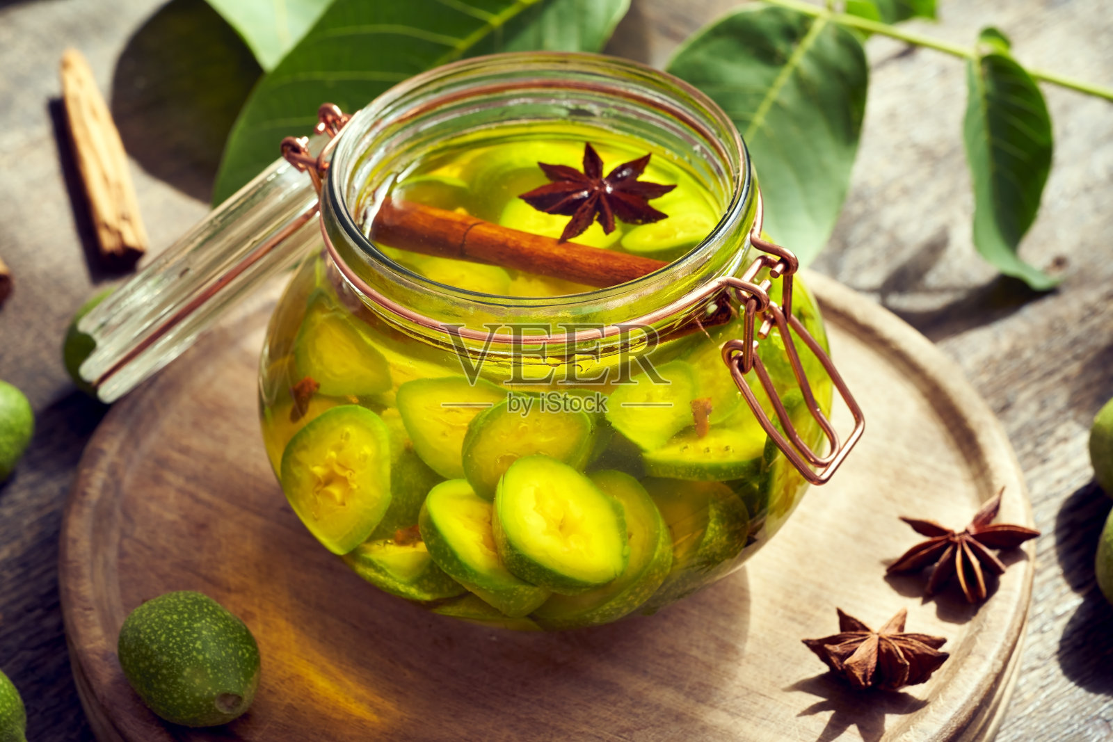 用未成熟的绿色核桃自制坚果甜酒或酊剂照片摄影图片