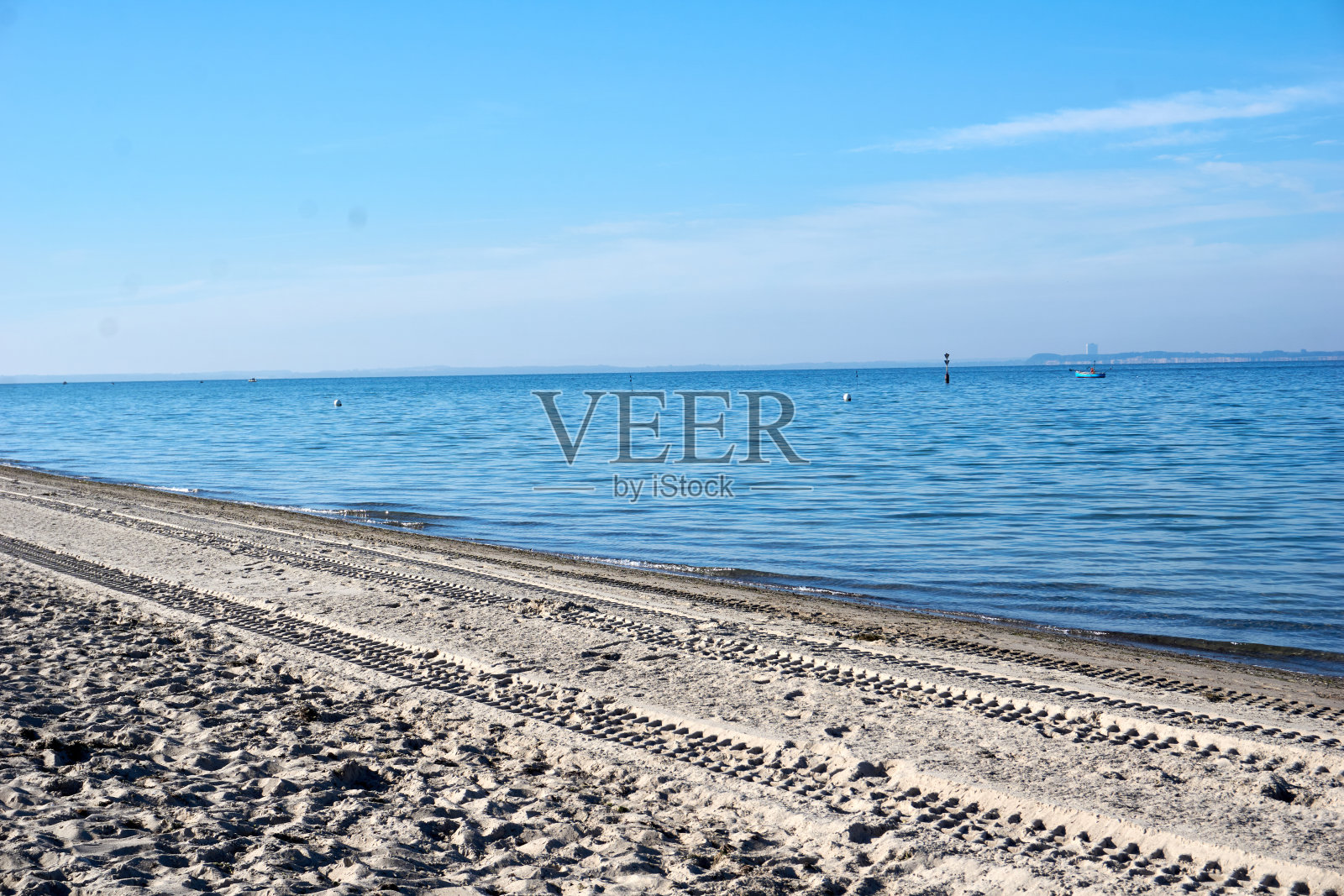 波罗的海沙滩上的一个阳光明媚的日子照片摄影图片