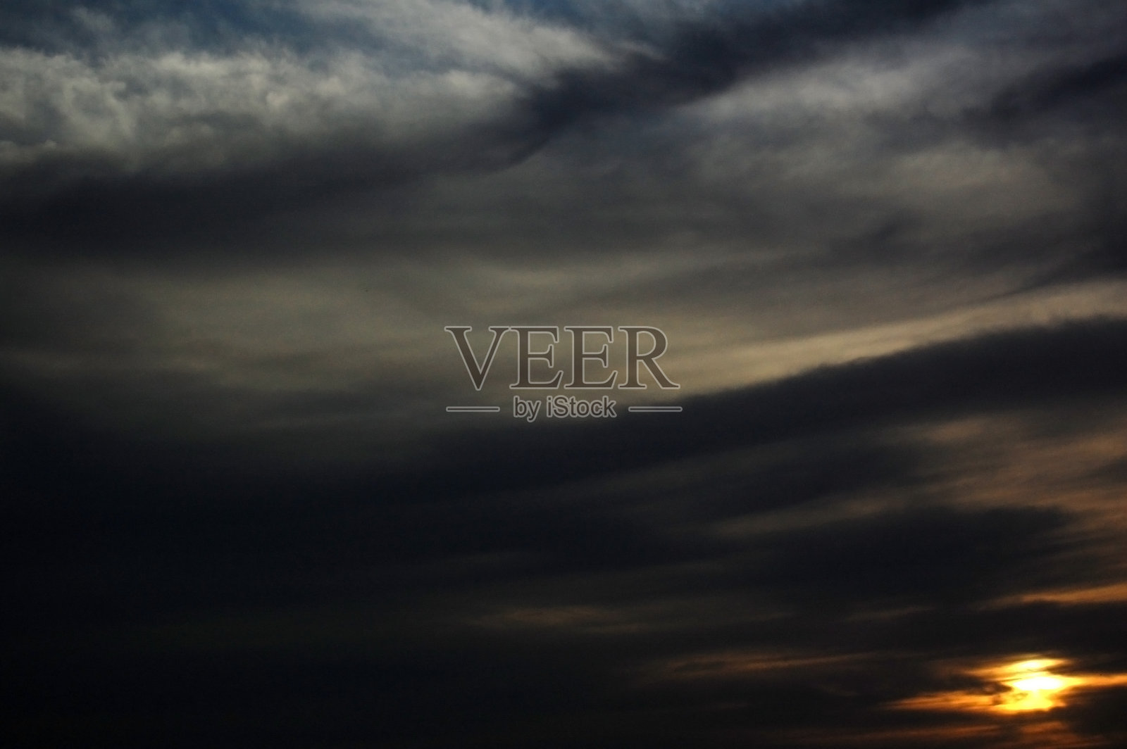 神秘的日落与黑暗的气候。照片摄影图片