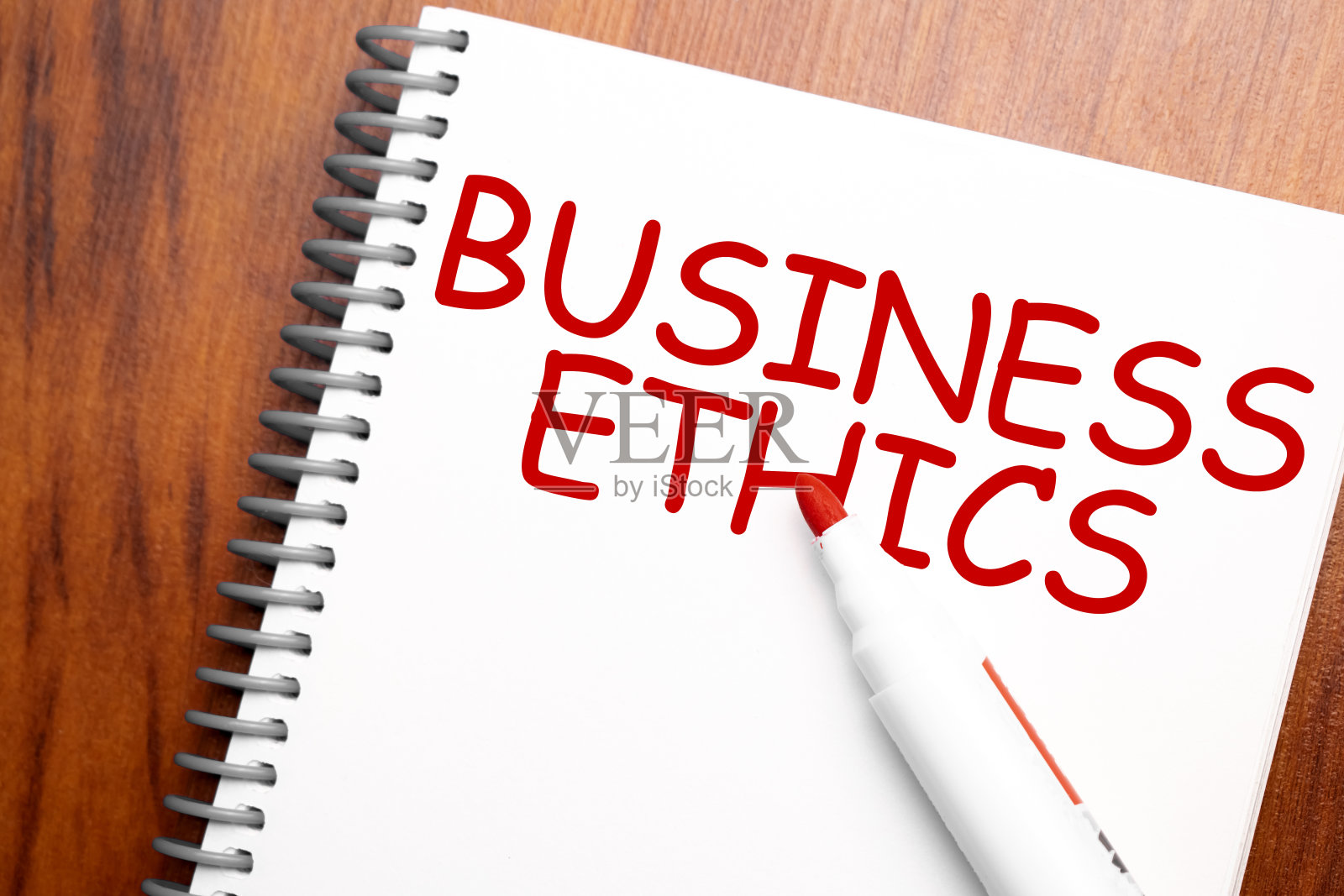 文本商业道德写在记事本,办公室木桌子和红色标记从上面,概念图像为博客标题或标题图像。古色古香的外观。照片摄影图片