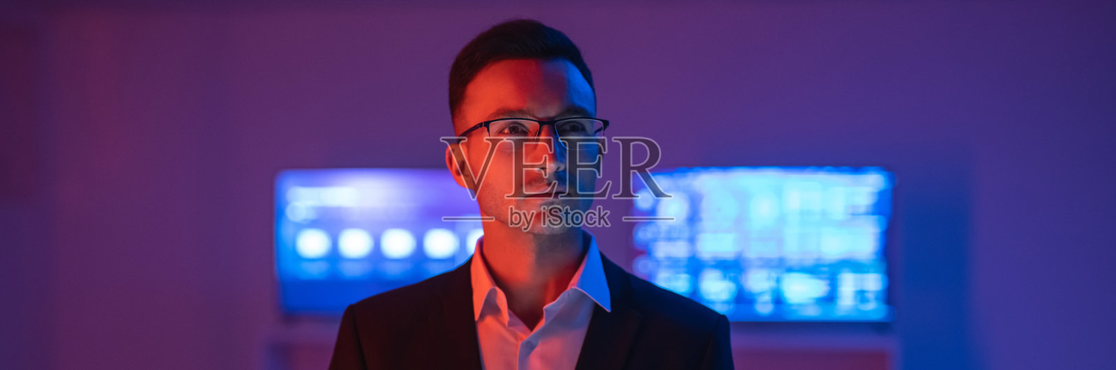 戴着眼镜用平板电脑工作的商人照片摄影图片