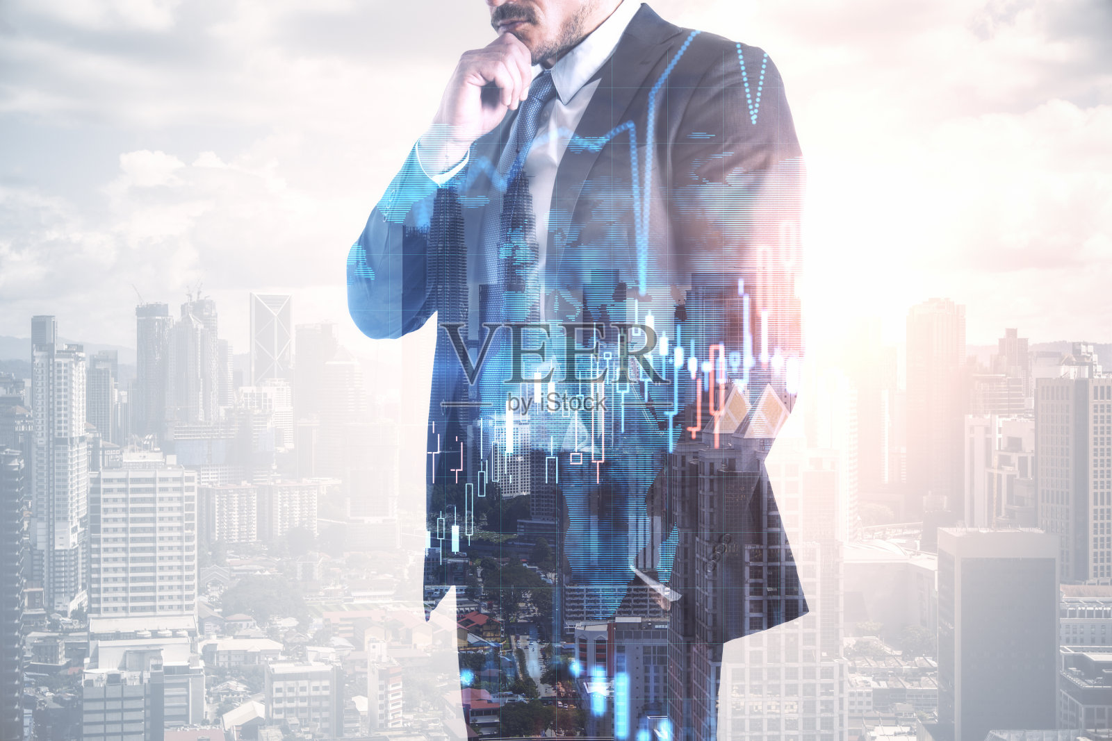 西装笔挺的年轻欧洲商人站在抽象明亮的城市背景上,用外汇图表和实物模型放置。金融,贸易和成功的概念。双重曝光。照片摄影图片