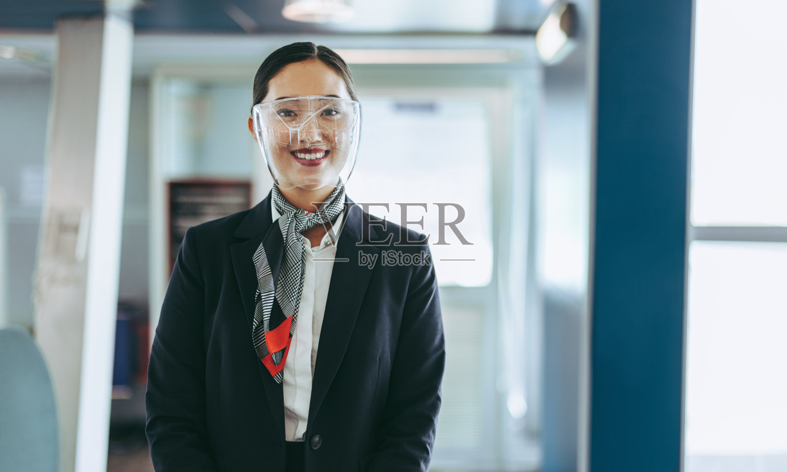 带面罩的空姐欢迎旅客照片摄影图片