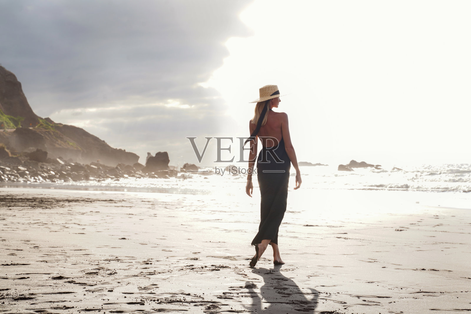 浪漫的女人放松在空美丽的岛屿海滩。夏天的氛围。照片摄影图片