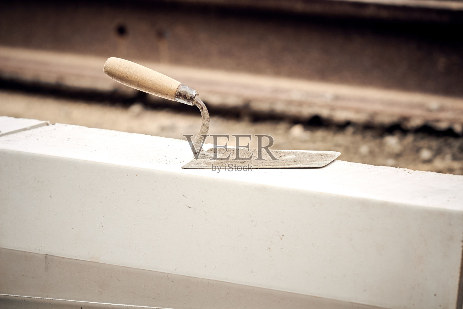 用于公共道路重建和其他改造工作的泥铲。照片摄影图片