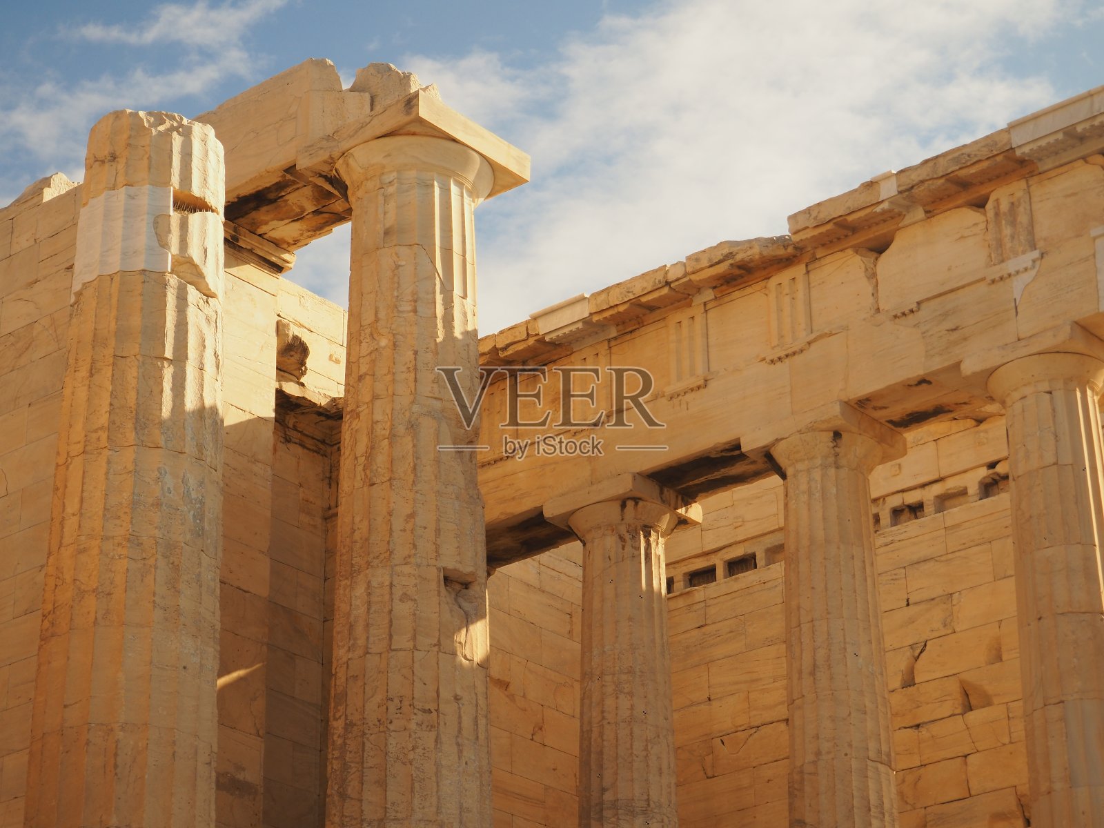 在春假期间,可以看到雅典城古老的历史建筑和白色建筑照片摄影图片