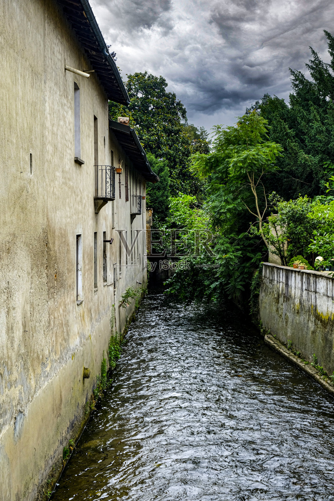 老街坊有水渠照片摄影图片