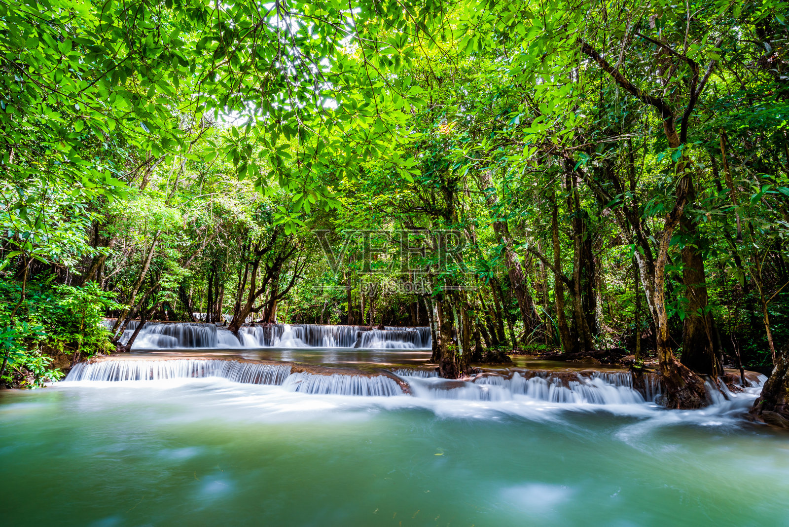 春天和雨季的瀑布与蓝色翡翠水彩在怀美卡明国家公园。照片摄影图片