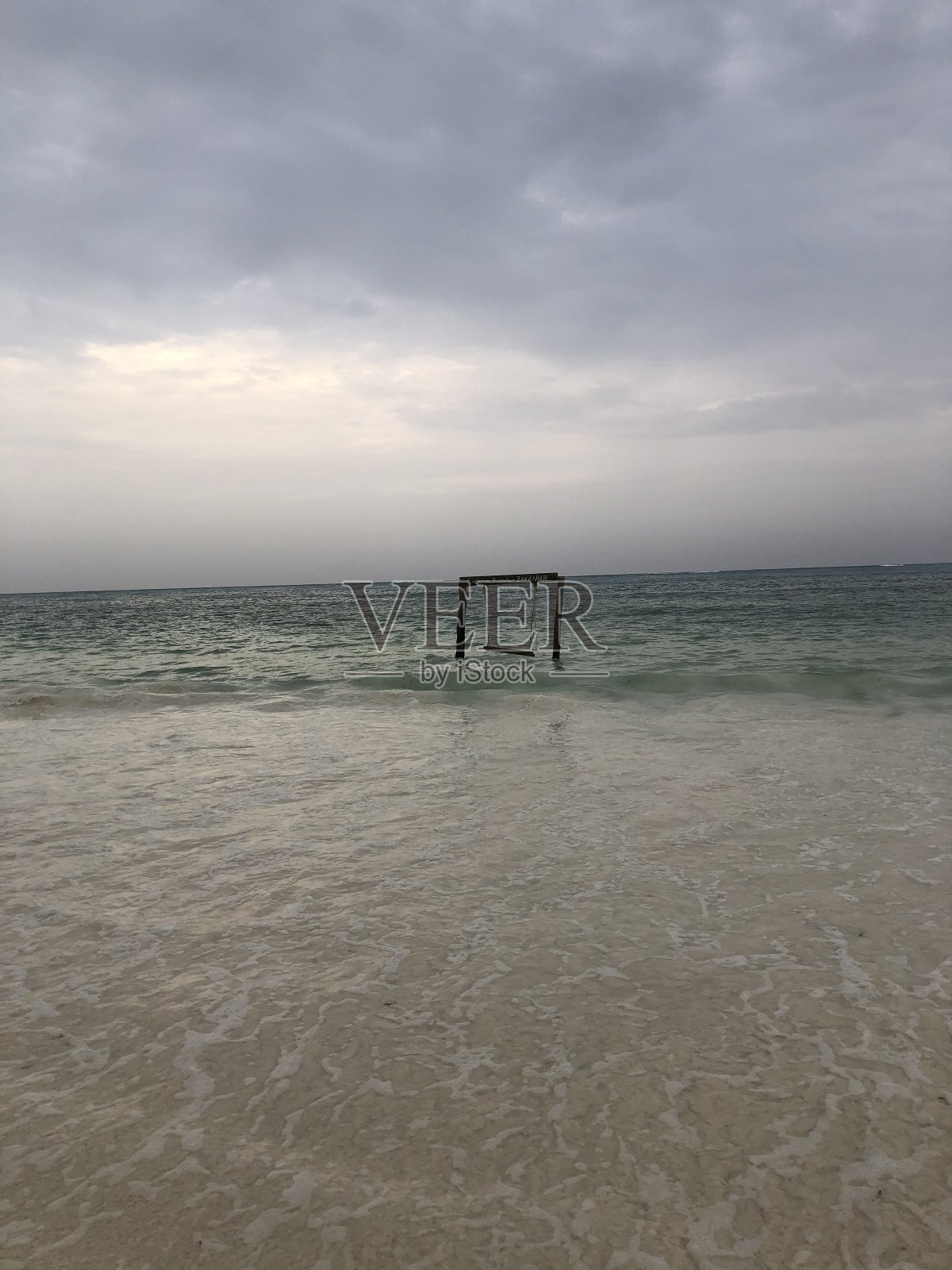 印度洋海岸。木秋千在潮起潮落。桑给巴尔岛。非洲。典型的观点。照片摄影图片