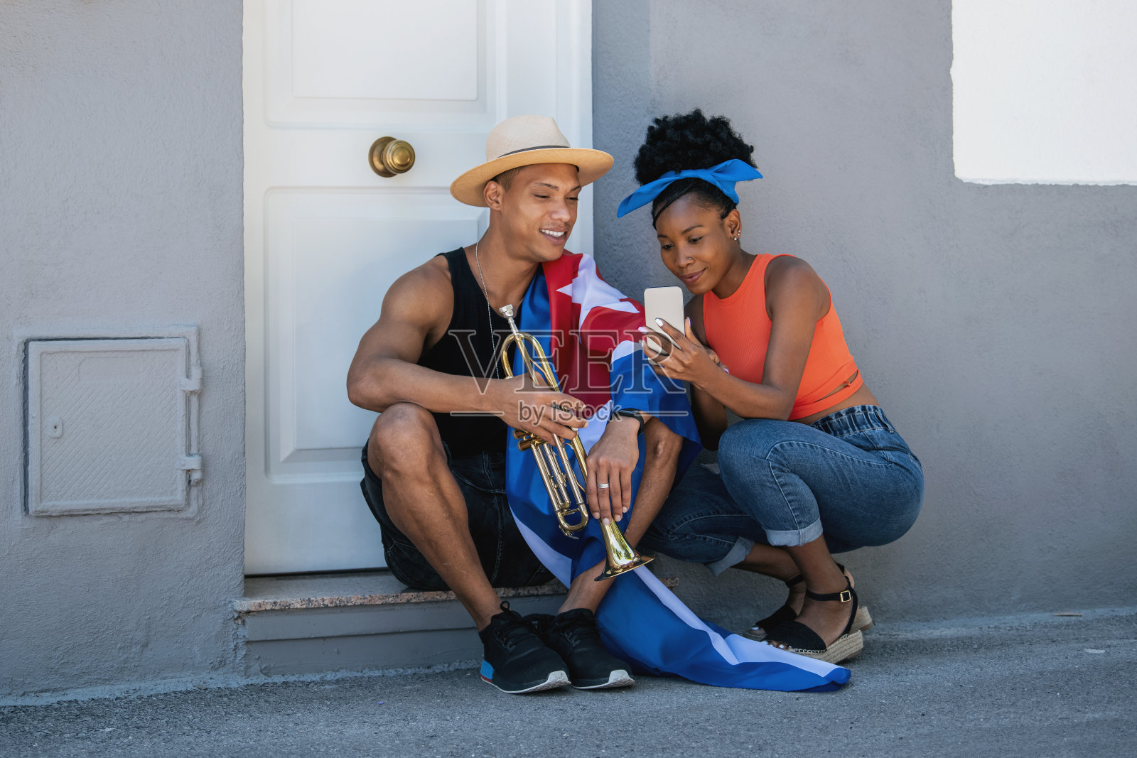 放松的拉丁美洲男人和女人检查电话照片摄影图片