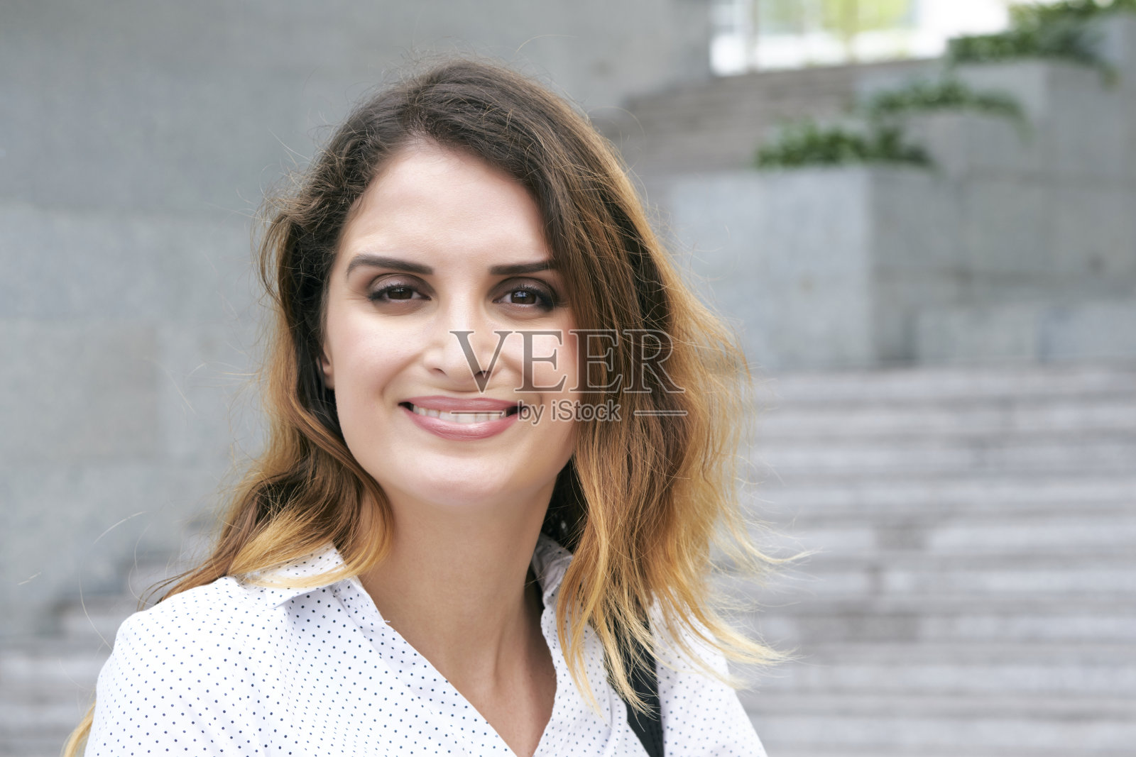 微笑迷人的女商人照片摄影图片