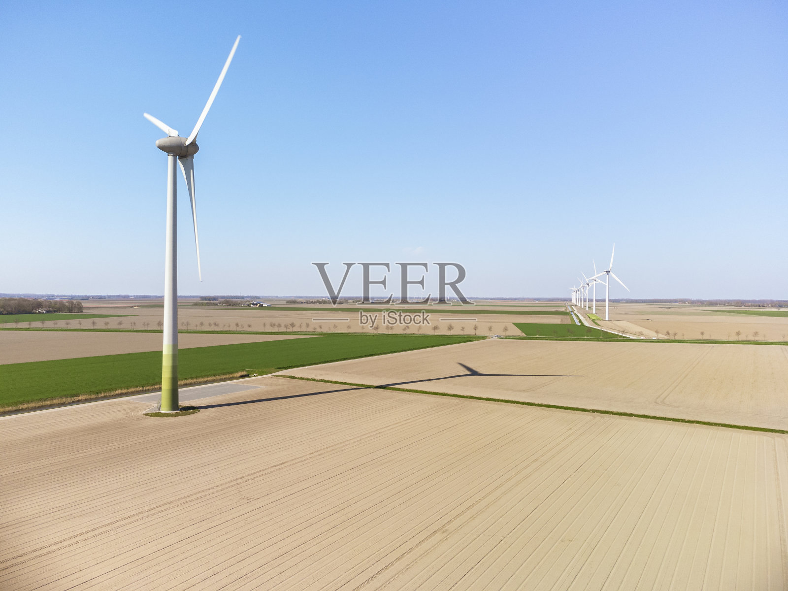 从上面看,春天农田里的风力涡轮机照片摄影图片