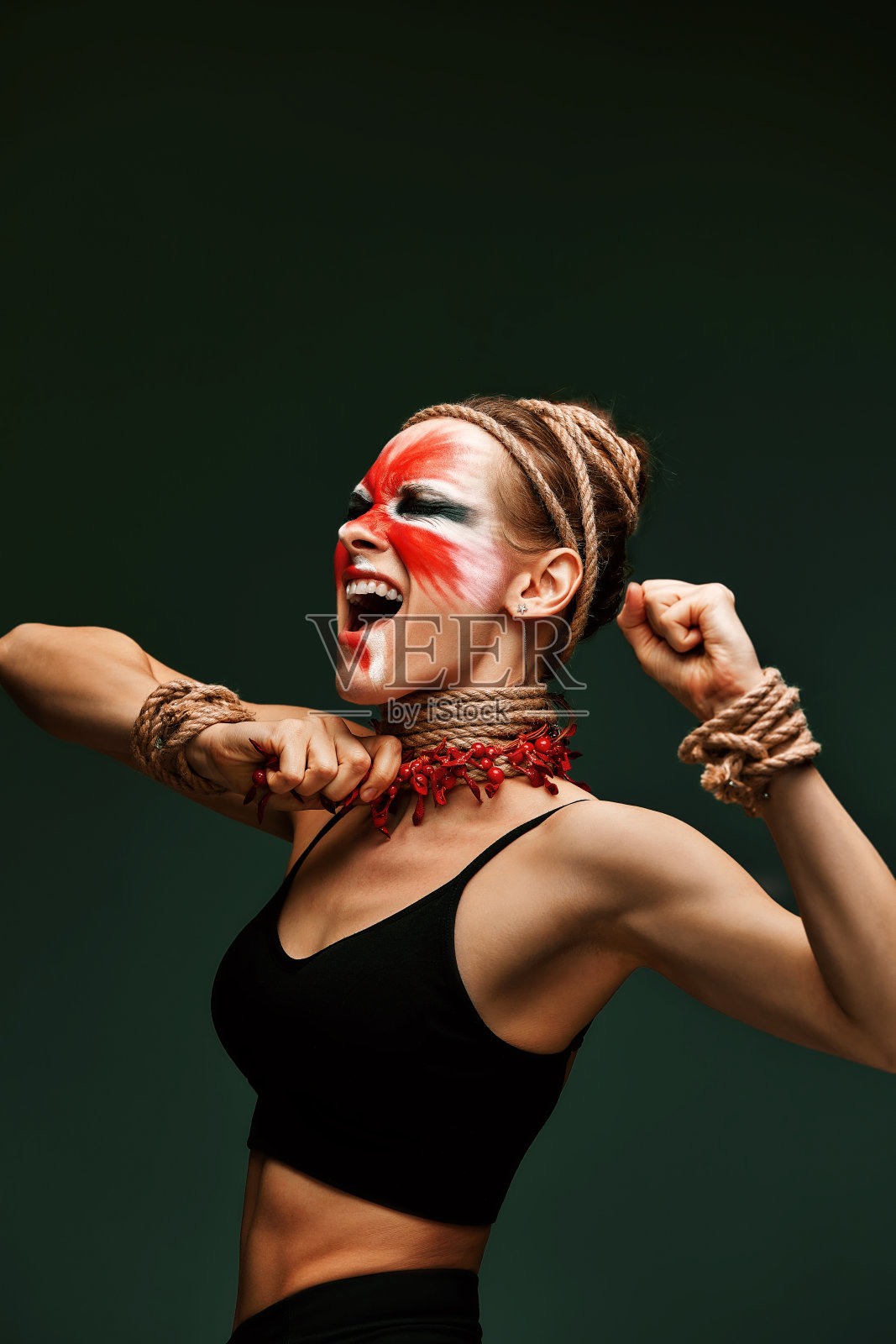 时尚肖像漂亮的年轻女人与创意化妆像一个动物,时尚受害者。动物流照片摄影图片