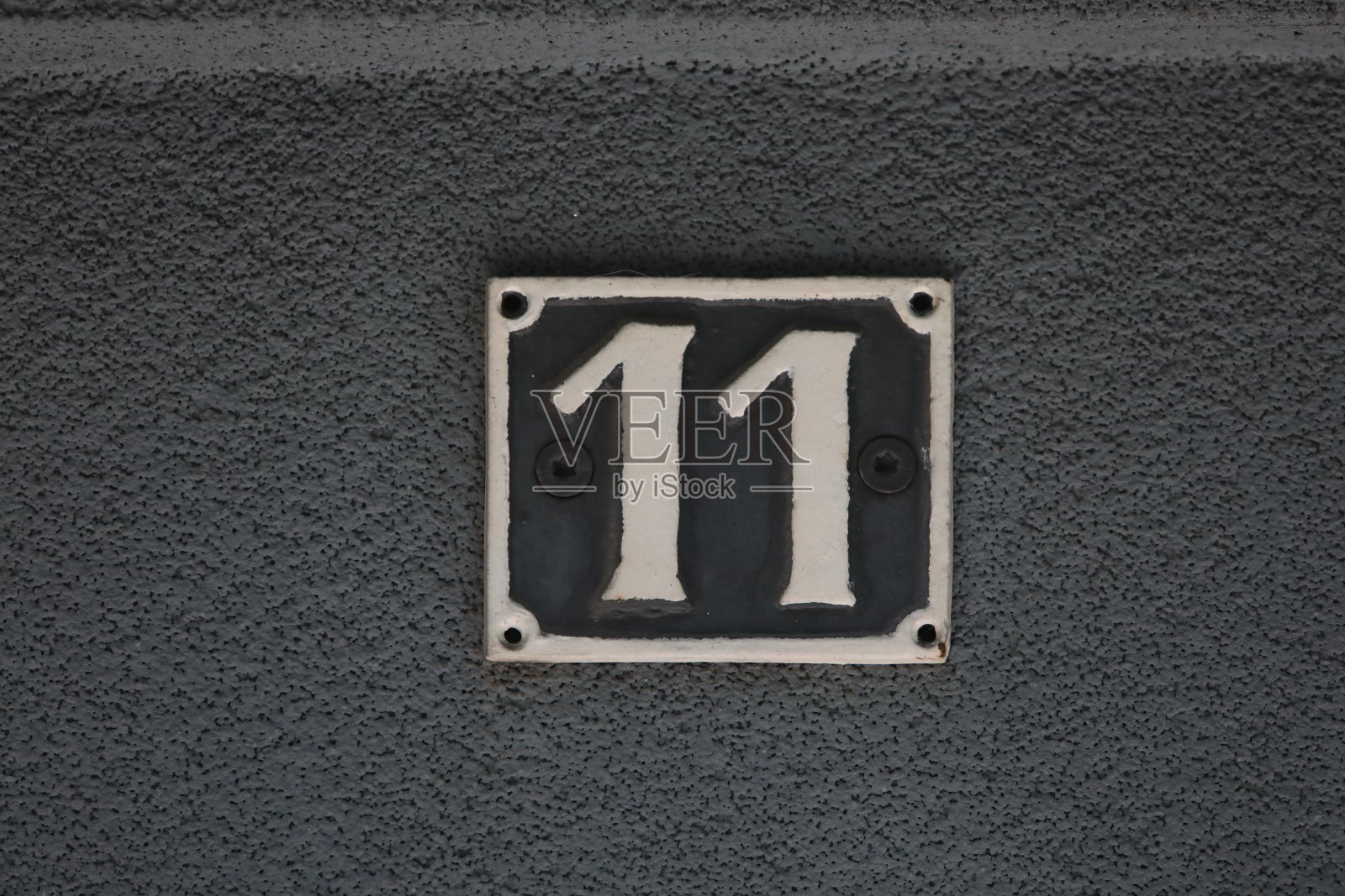 街道地址号码与号码的老式陈腐的方形金属锈斑。近,品牌。照片摄影图片