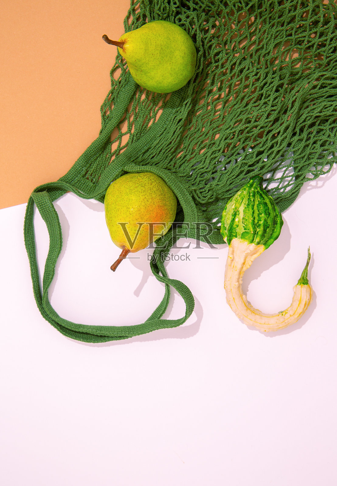 零浪费时尚壁纸。环保袋,有机南瓜和梨。环保和再利用的理念。俯视图照片摄影图片