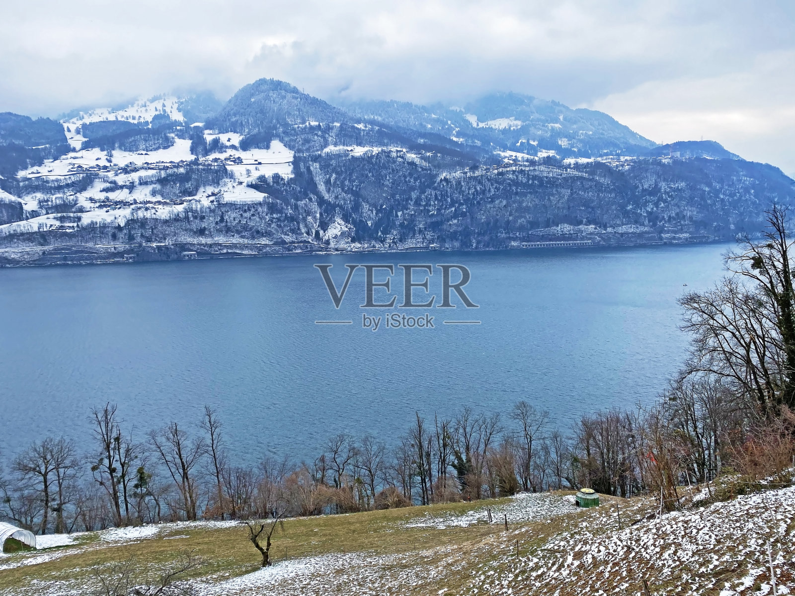 冬天的瓦伦湖或瓦伦施塔特湖(Walenstadt, Walensee)在Churfirsten山脉和格拉鲁斯阿尔卑斯山脉之间,Amden -瑞士圣加仑州(Schweiz Kanton St. Gallen)照片摄影图片