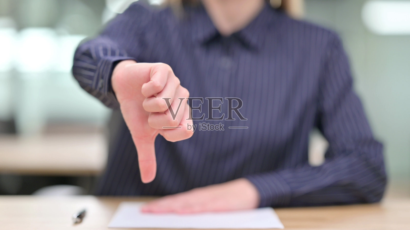 女商人展示拇指向下的特写照片摄影图片