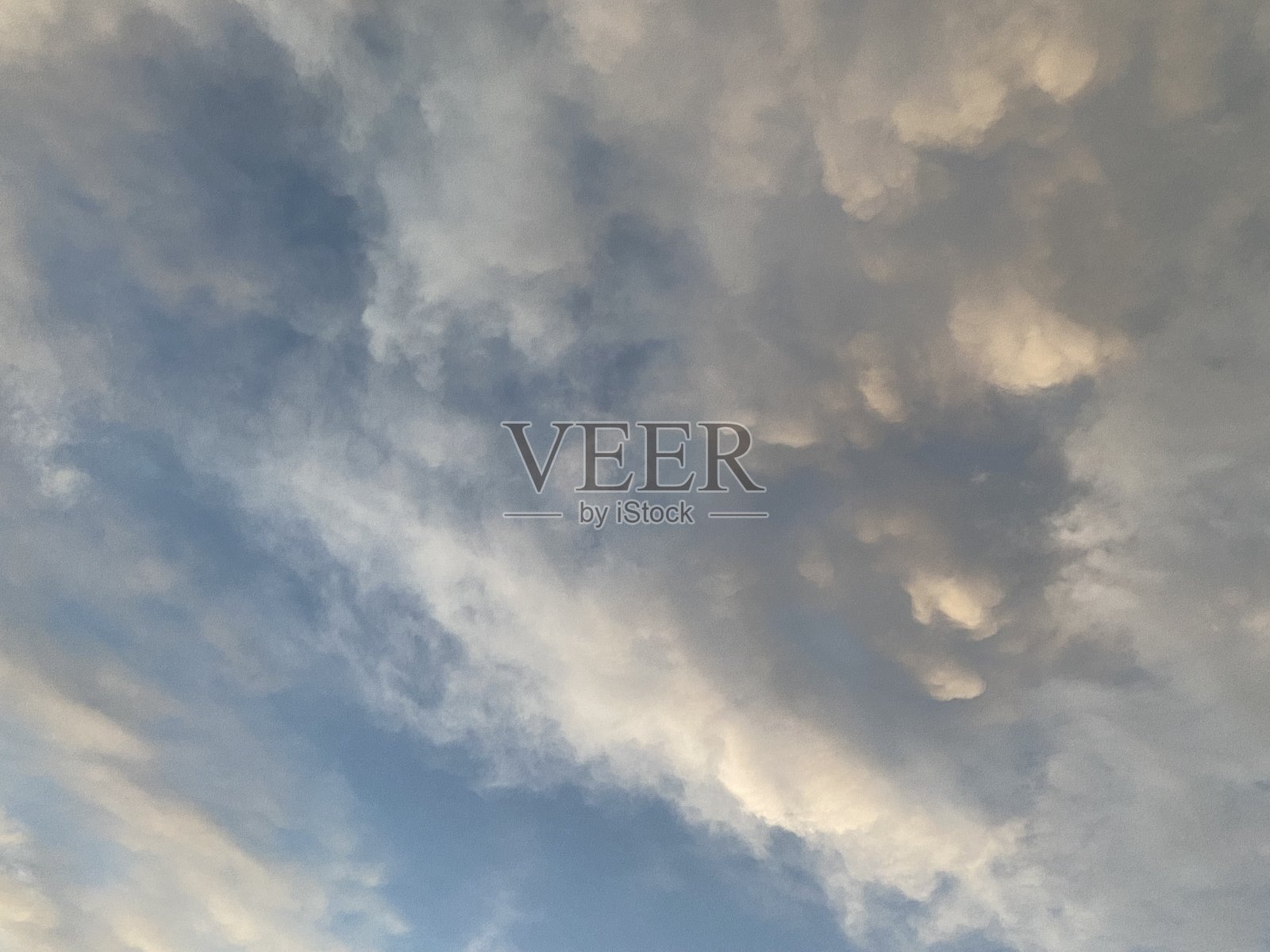 天空中蓬松的云照片摄影图片