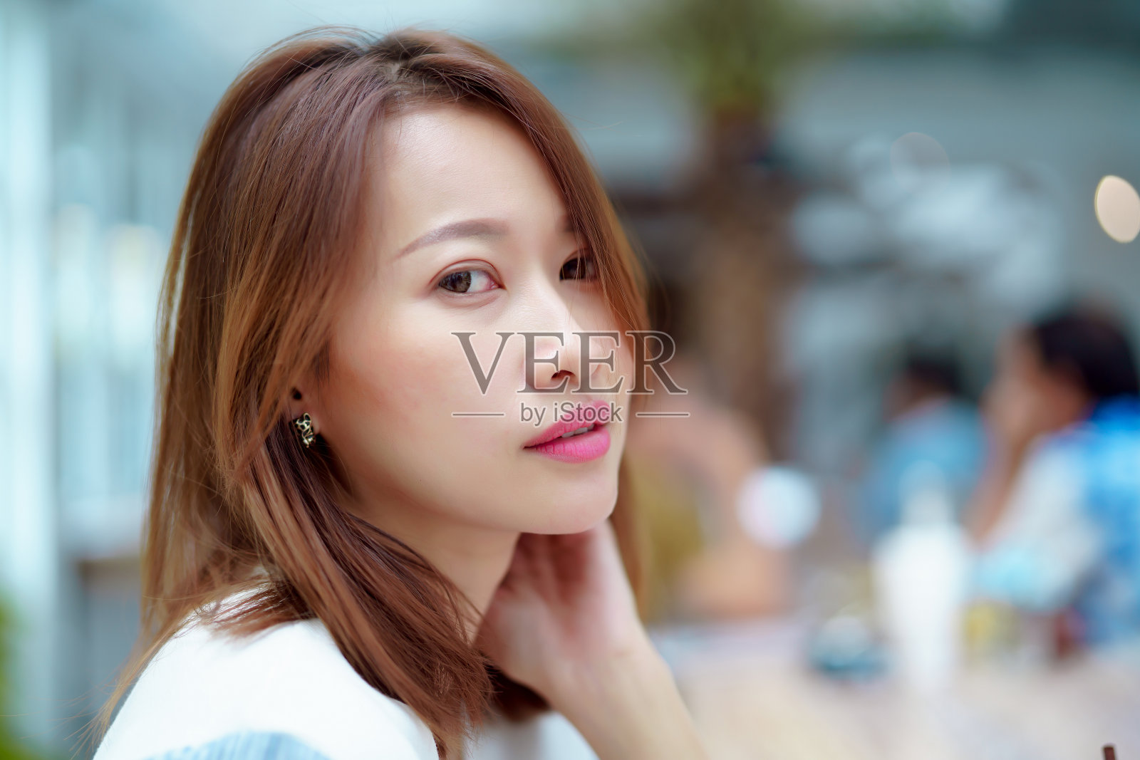 近距离肖像的一个白人亚洲妇女摆姿势拍照愉快。照片摄影图片