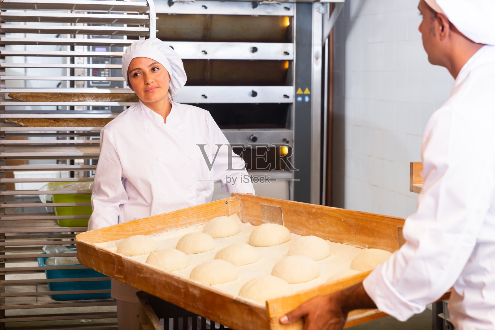 女面包师准备成型生面团打样照片摄影图片