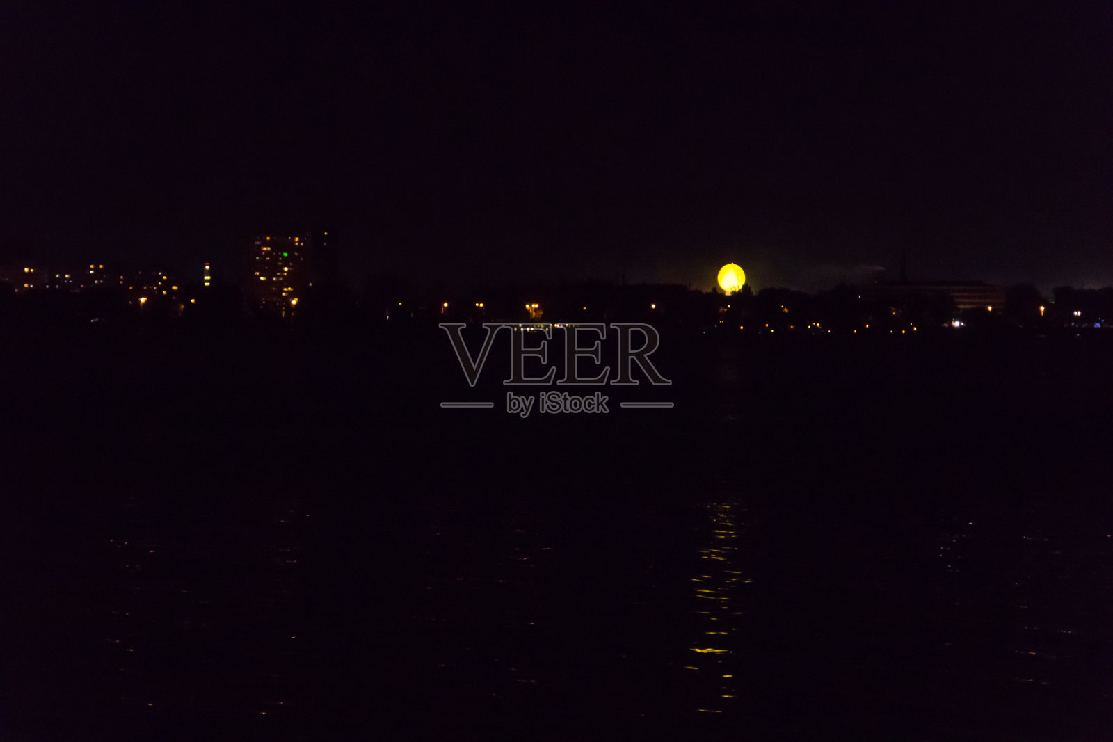 第聂伯河的夜景,住宅区和太阳纪念碑在第聂伯城,乌克兰照片摄影图片