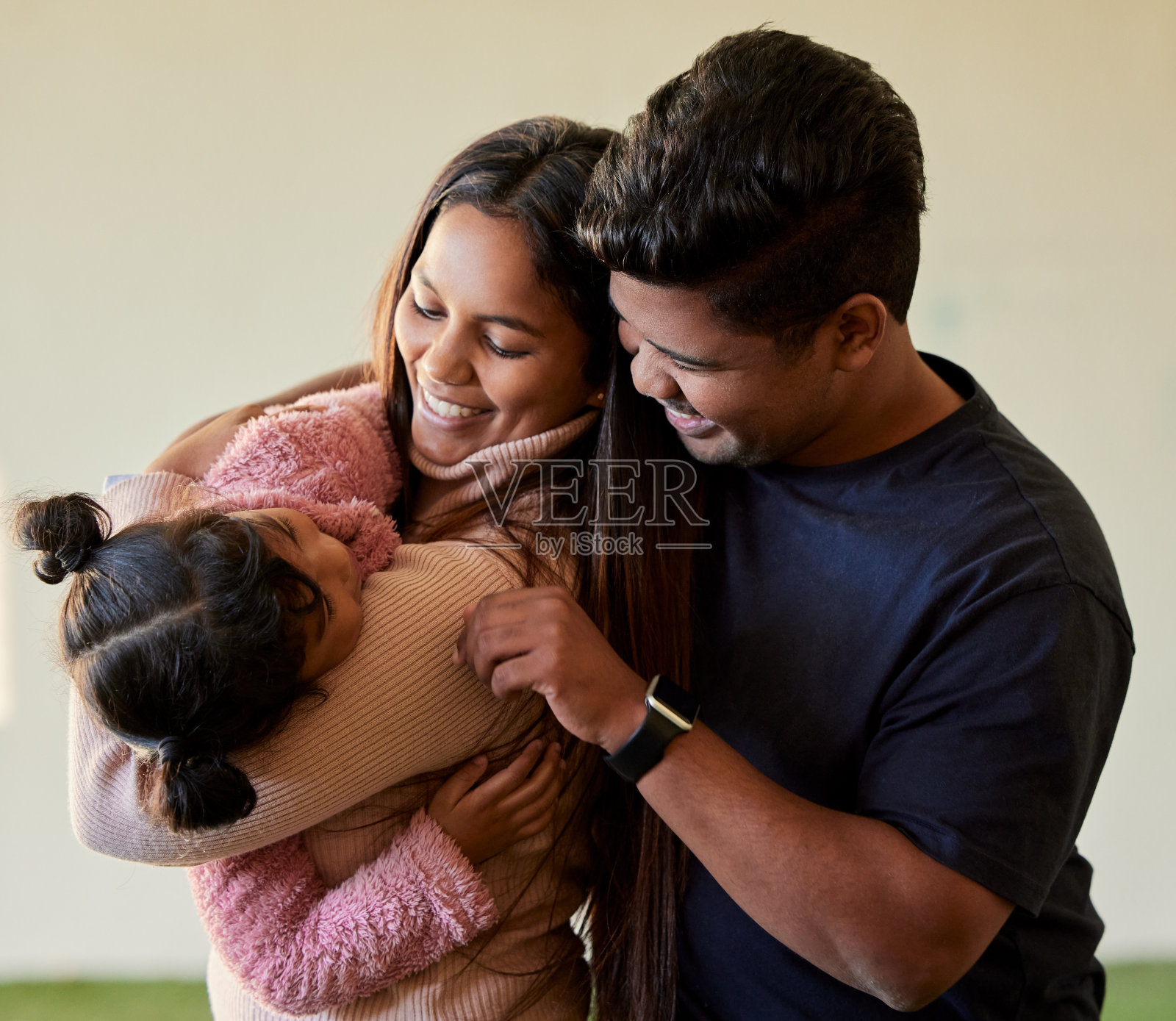 这是一对父母和他们的女儿建立感情的照片照片摄影图片