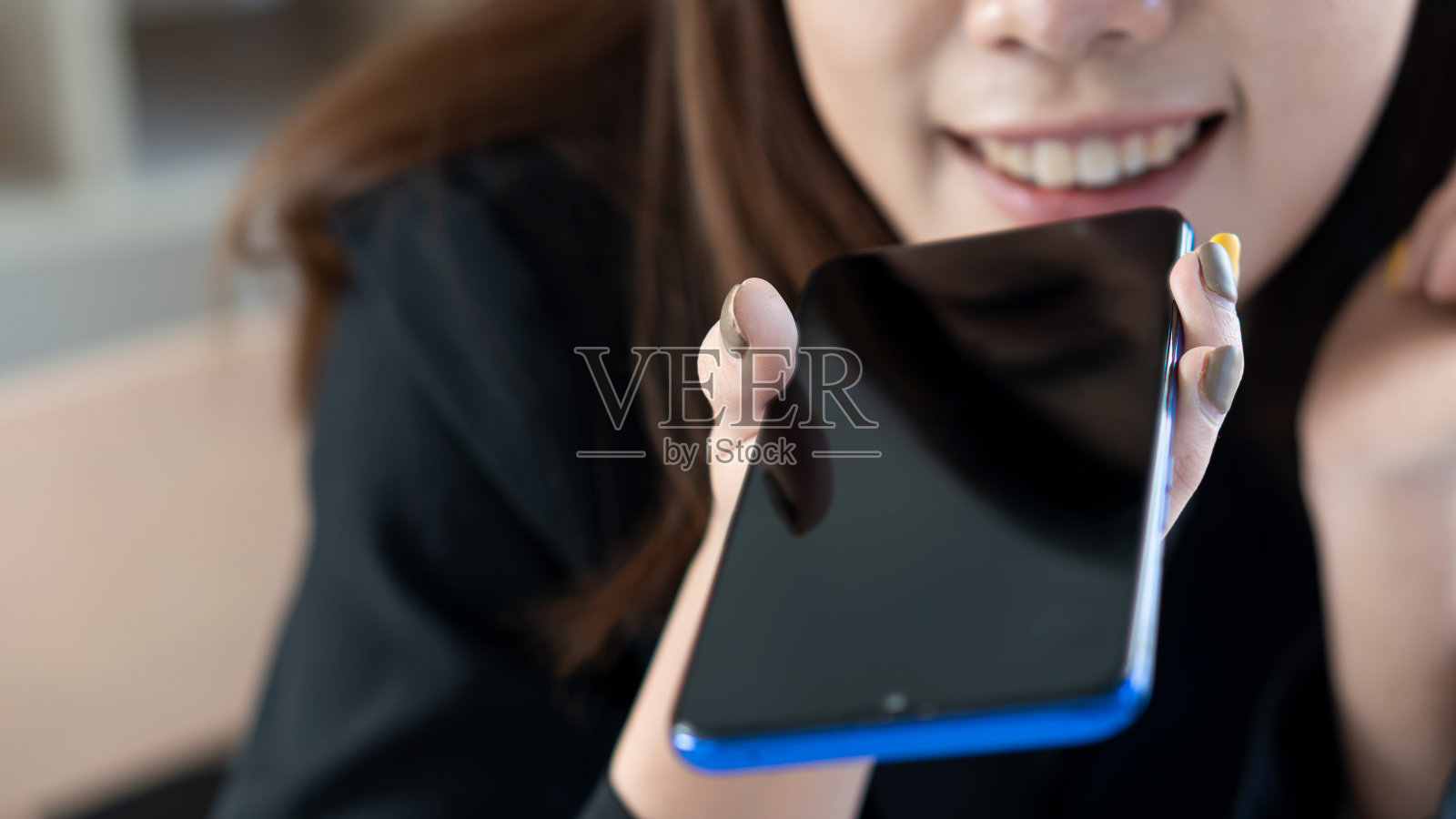 一名年轻女子通过移动电话发送语音信息照片摄影图片