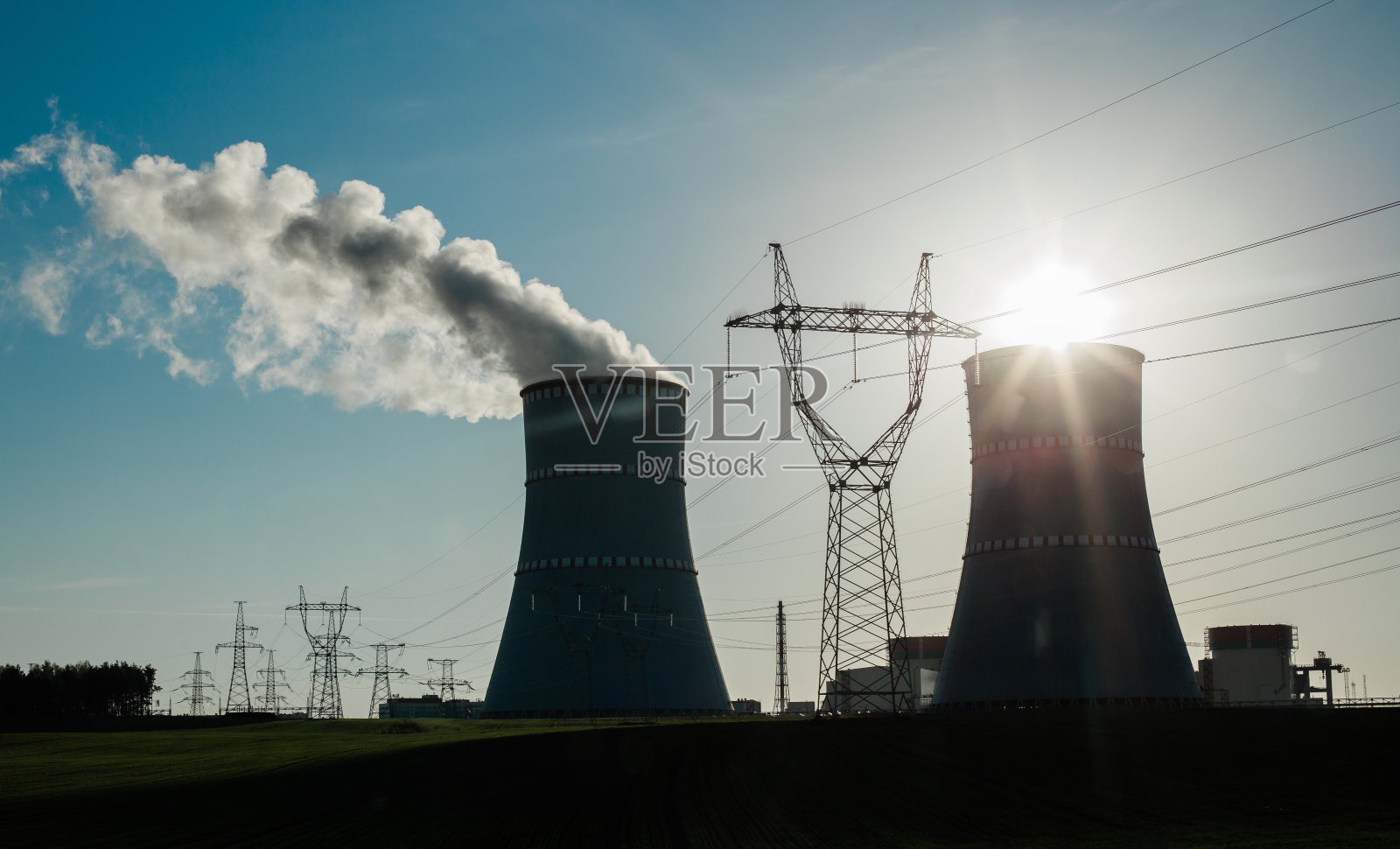 核电站在一片阳光明媚的风景中照片摄影图片