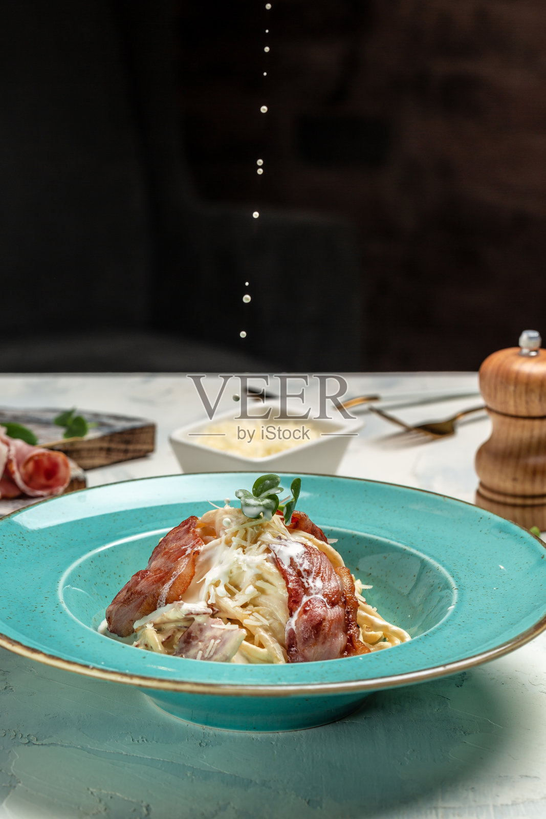 意大利通心粉配培根,帕尔马干酪和奶油酱,餐厅供应的菜。意大利食品的概念照片摄影图片