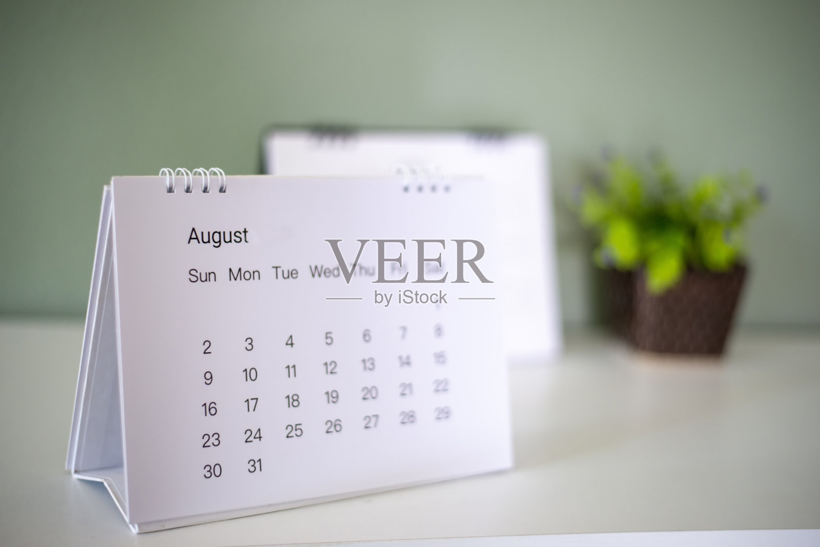 2021日历桌子放在桌子上。桌面日历为计划者计划议程,时间表,预约,组织,管理每个日期,月,年在木制办公桌上。日历的概念。照片摄影图片