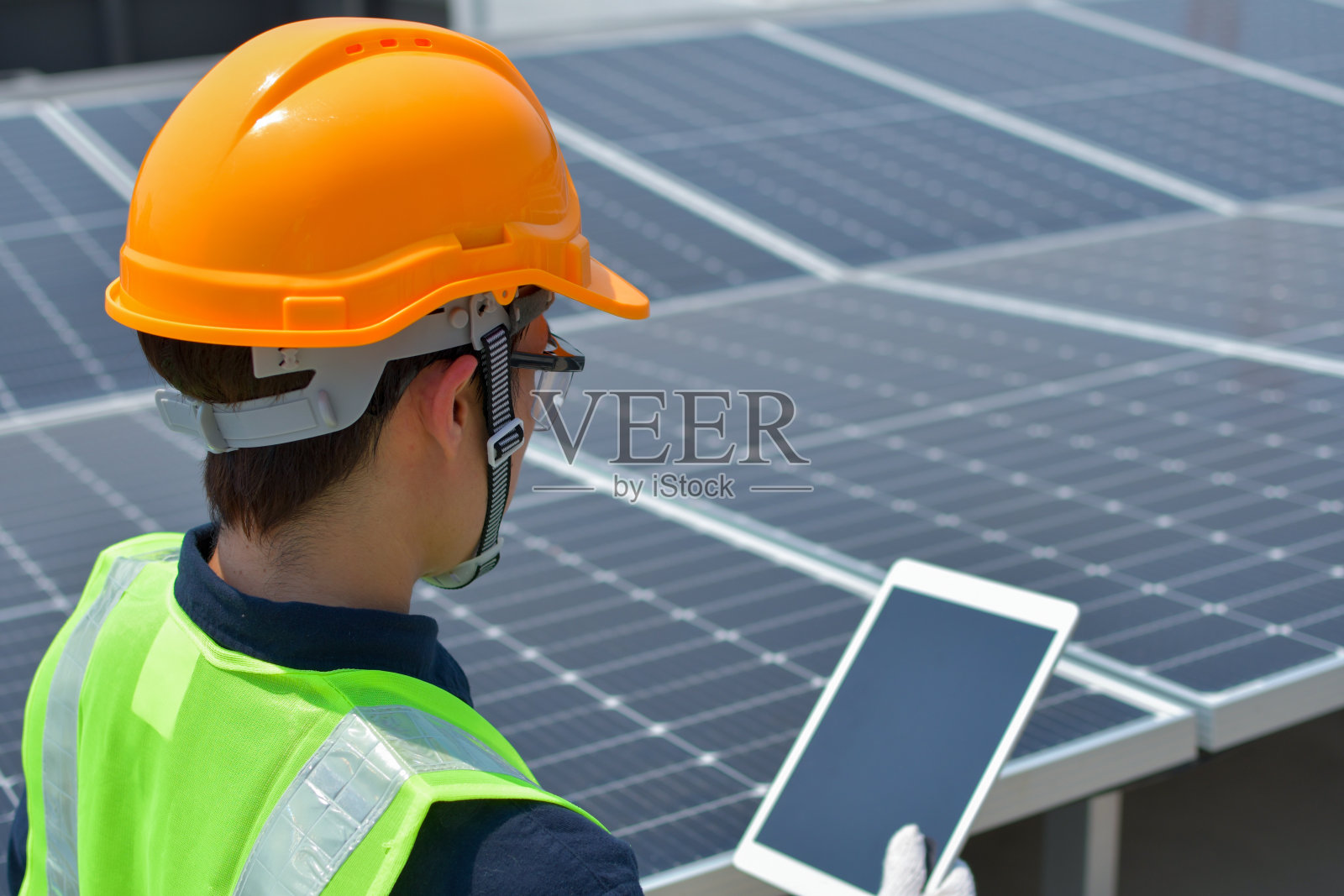 他是一名工程师,负责公寓建筑屋顶太阳能发电厂设备的检查和维护。照片摄影图片
