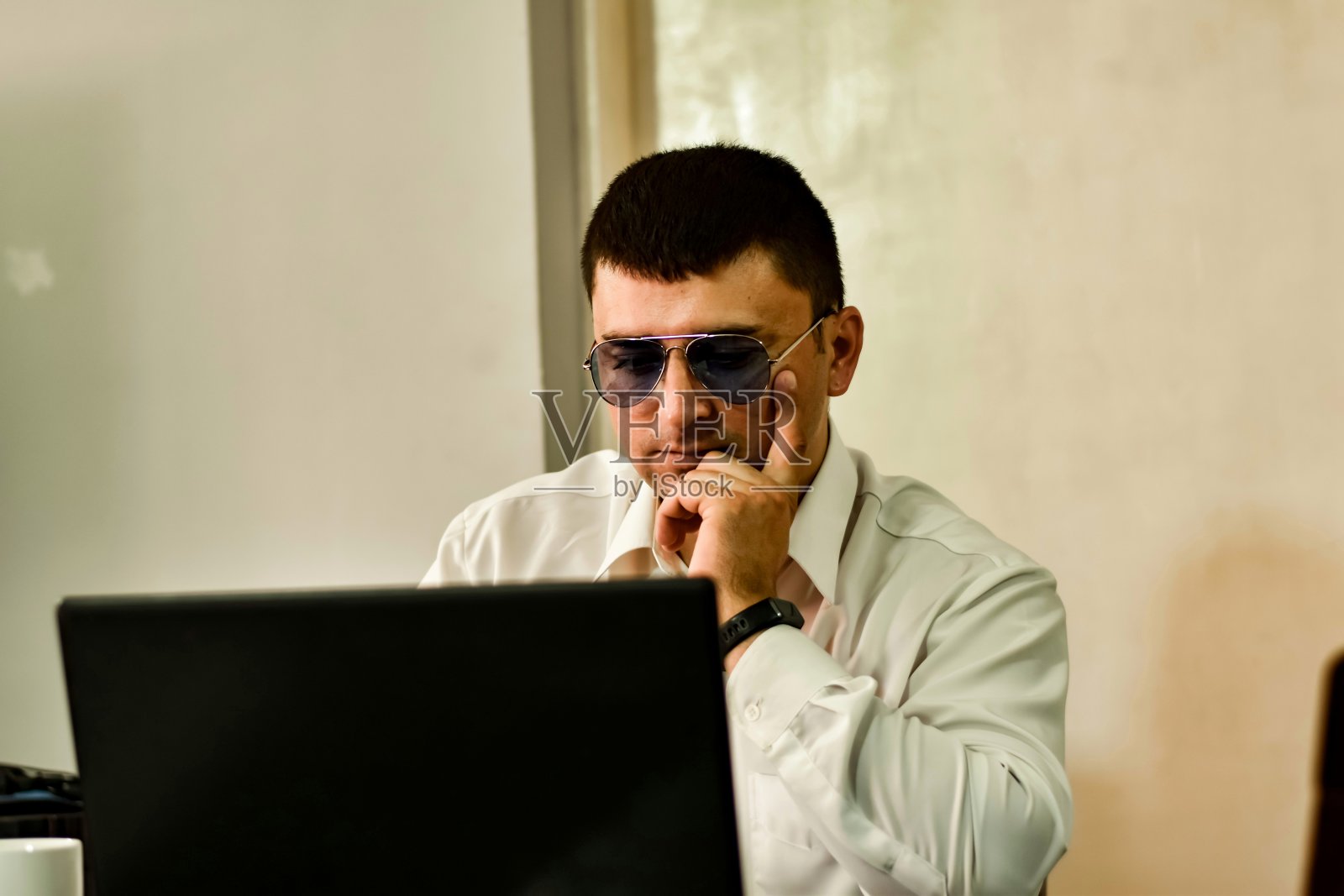 年轻的管子照片摄影图片