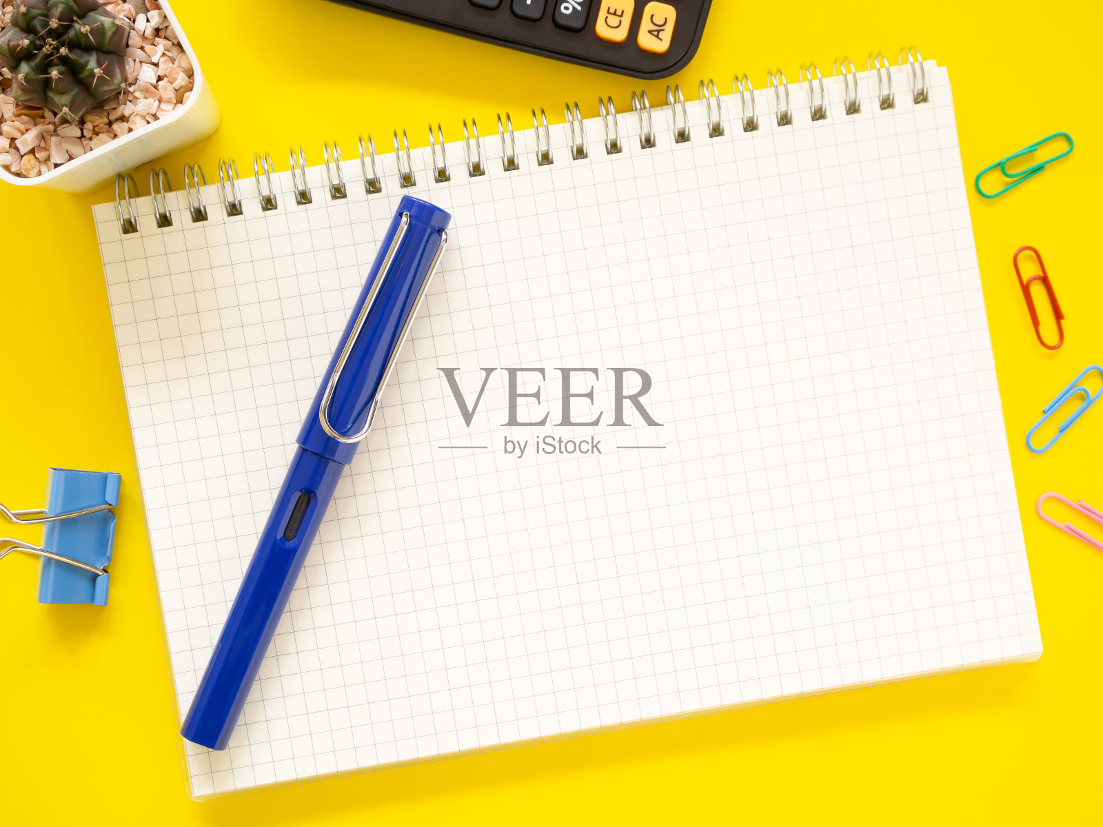 俯视图,平铺办公室黄色工作场所,笔记本,笔,计算器,仙人掌。为你的文本复制空间。商业教育理念。照片摄影图片