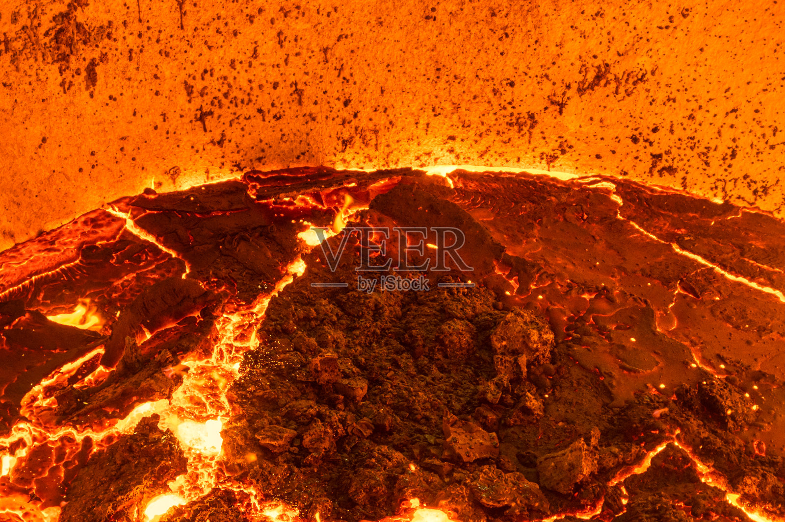 冶金钢包中热熔渣的表面。厚厚的外壳上覆盖着垃圾网照片摄影图片