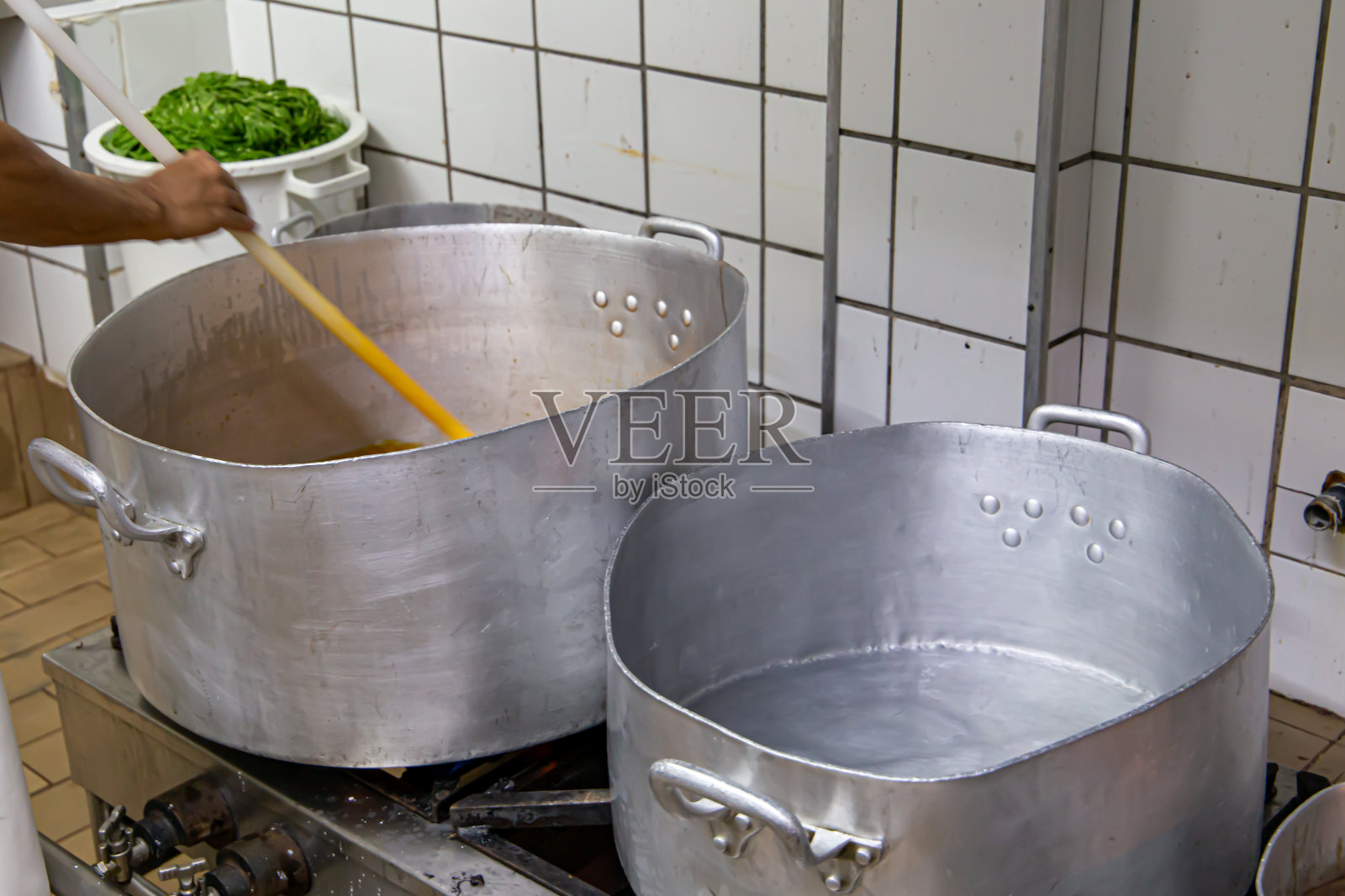 配feijoada的锅,典型的巴西食物。在巴西的一家餐馆里照片摄影图片