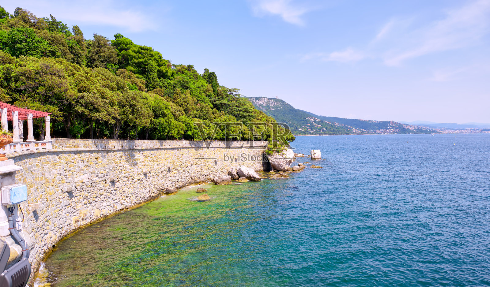 里雅斯特地中海海岸线全景图。彩色图像照片摄影图片