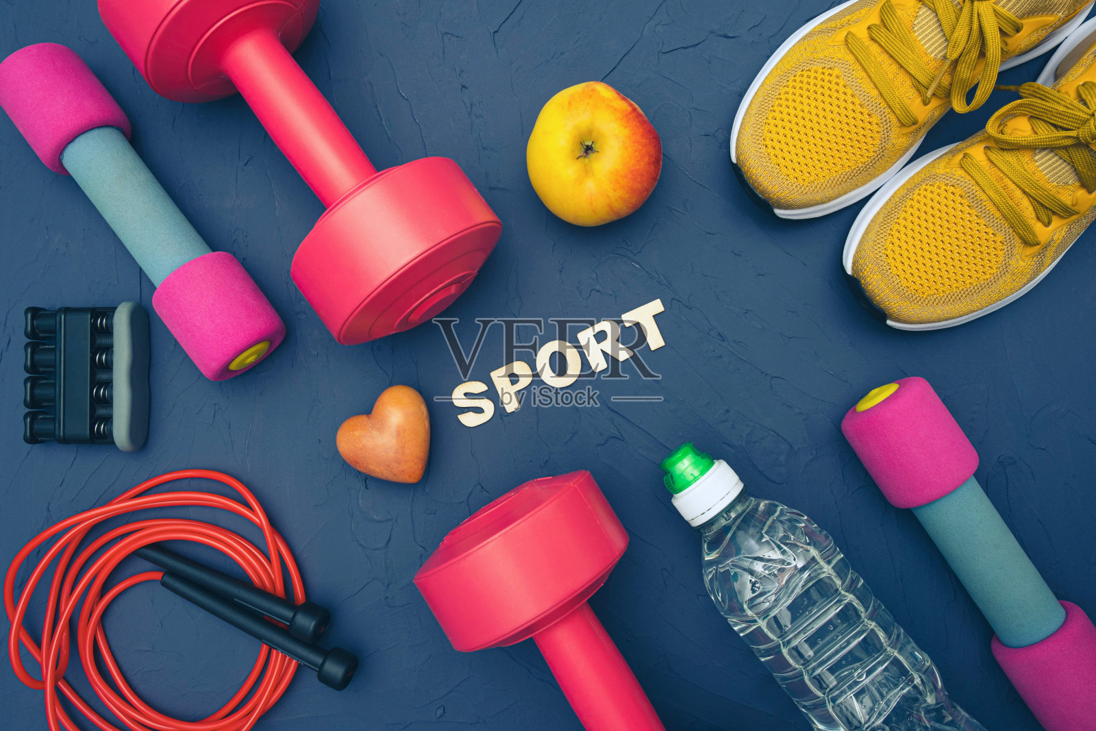 运动器材放在一个蓝色的,有纹理的背景,特写照片摄影图片