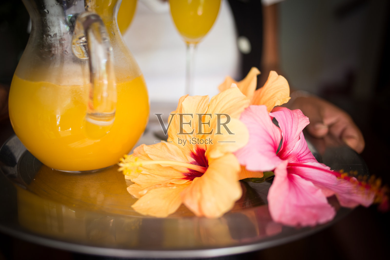 一个高档宾馆的一壶果汁和两个香槟杯的近距离图像照片摄影图片