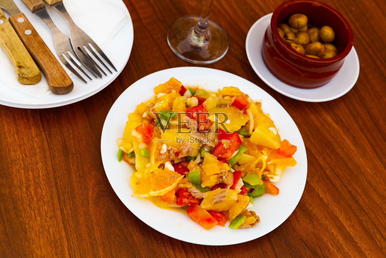 马拉加沙拉-橙汁,番茄和甜椒照片摄影图片