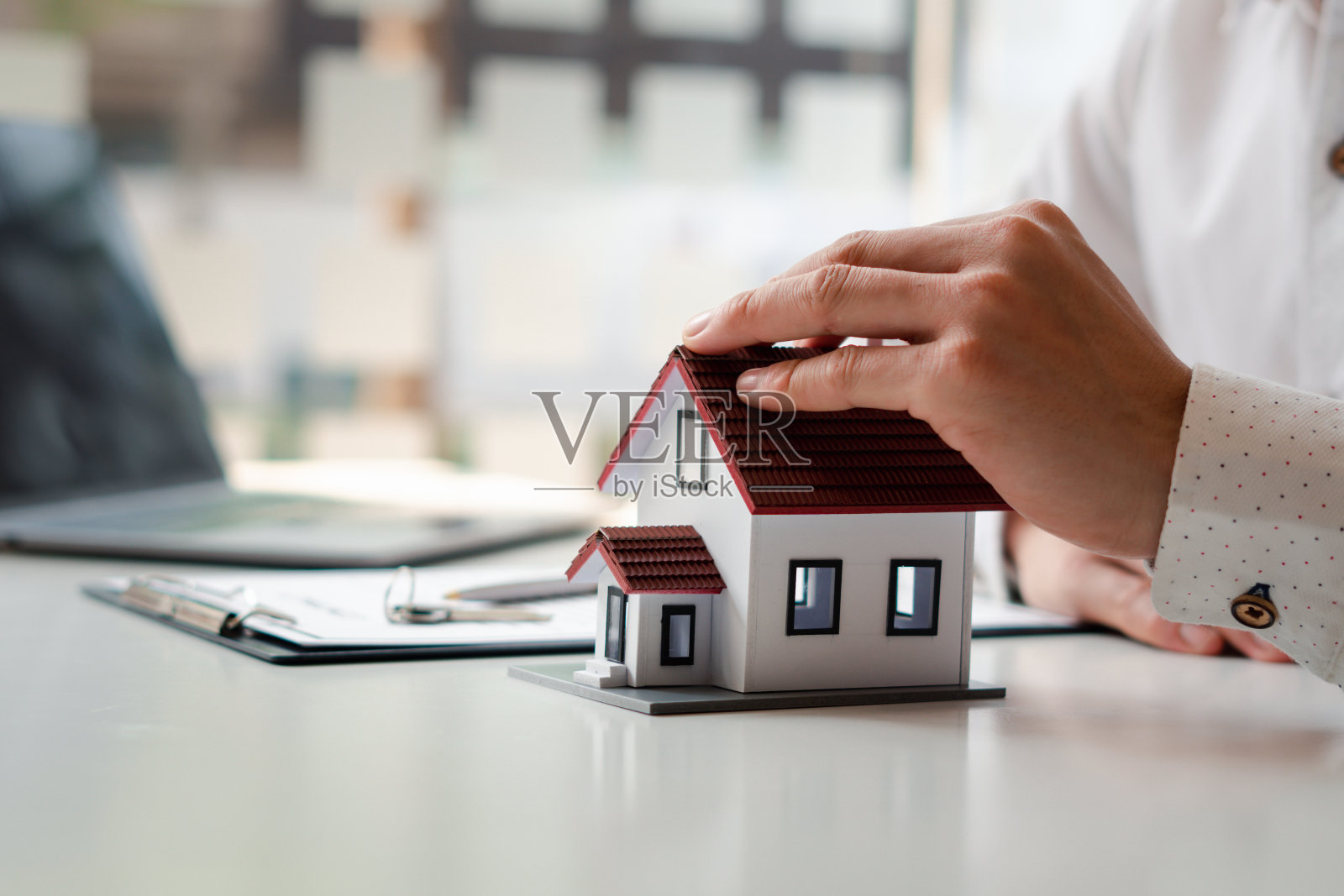 模型房屋和房地产代理销售期间房屋保险或对房地产贷款或物业的背景,抵押贷款批准房屋贷款和保险概念。照片摄影图片