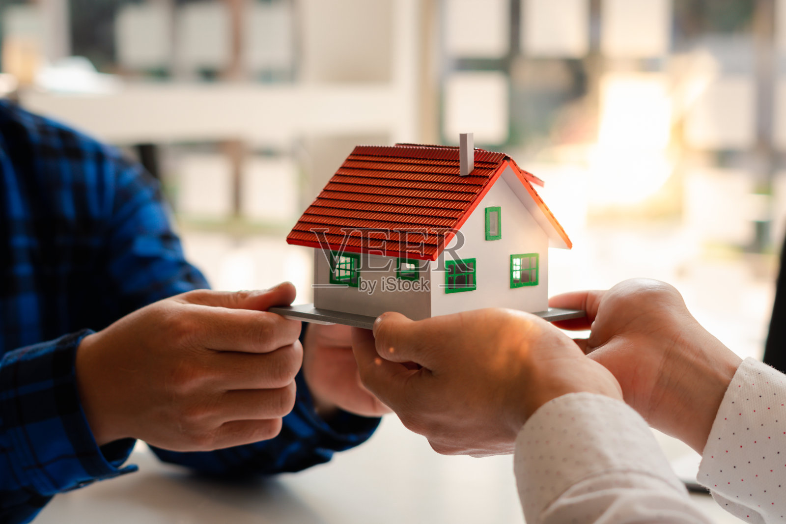 房地产经纪人正在向前来看房子设计和购买协议的客户解释房子的风格。照片摄影图片